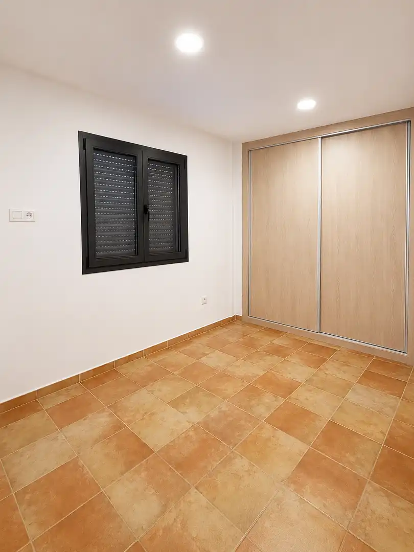 Schlafzimmer von Wohnung zur Miete in Verges mit Klimaanlage und Heizung