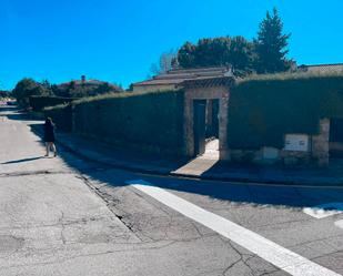 Vista exterior de Casa adosada en venda en Hoyo de Manzanares amb Calefacció, Jardí privat i Terrassa