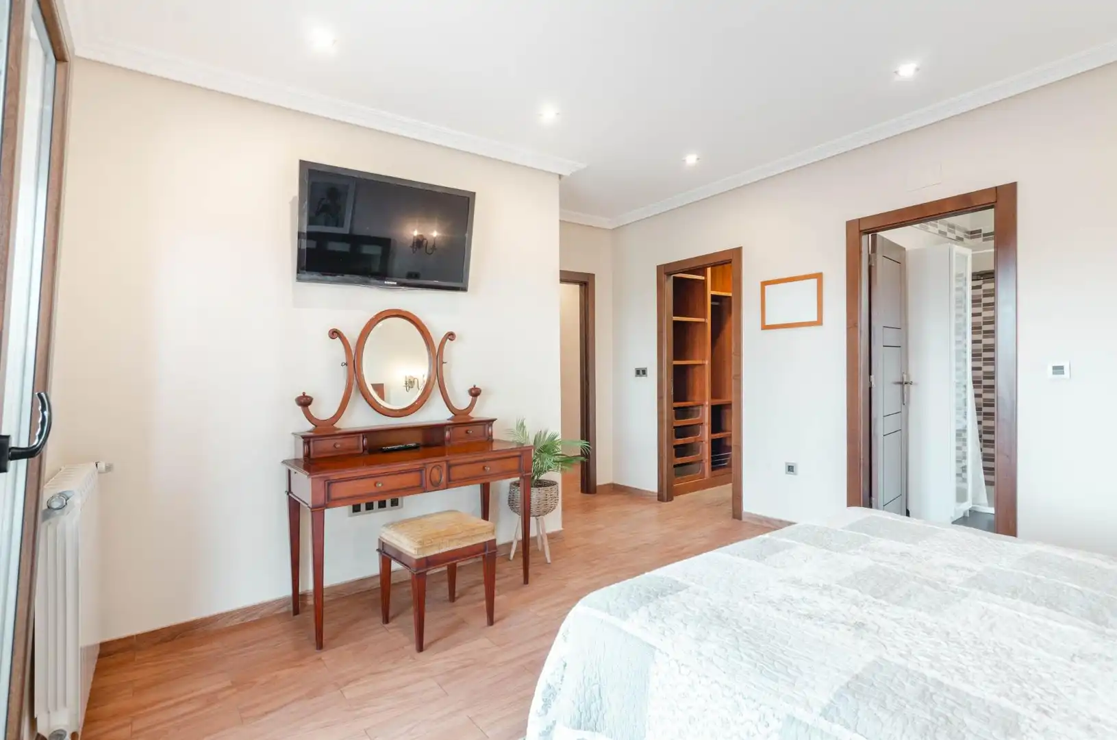 Habitación de Casa o chalet en venta en Santo Adriano con Calefacción, Piscina y Alarma