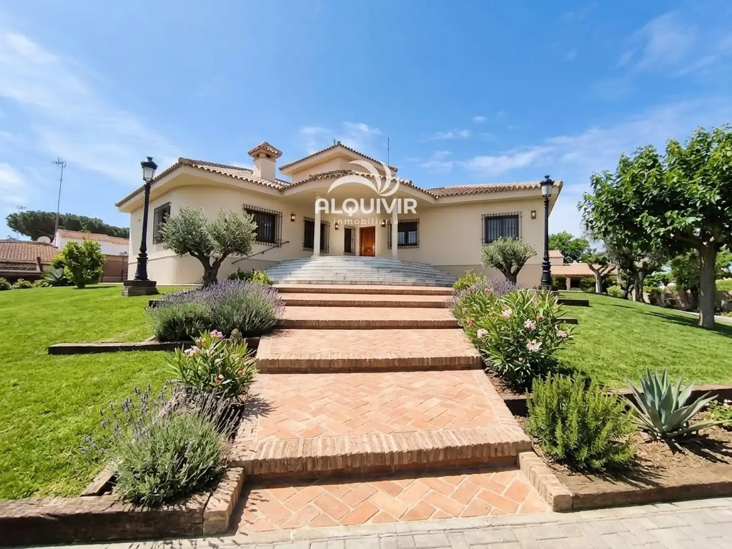 Chalet con piscina en venta en Sector C