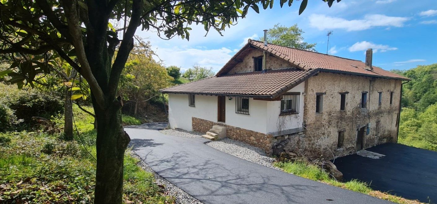Vista exterior de Finca rústica en venda en Donostia - San Sebastián  amb Moblat, Forn i Rentadora