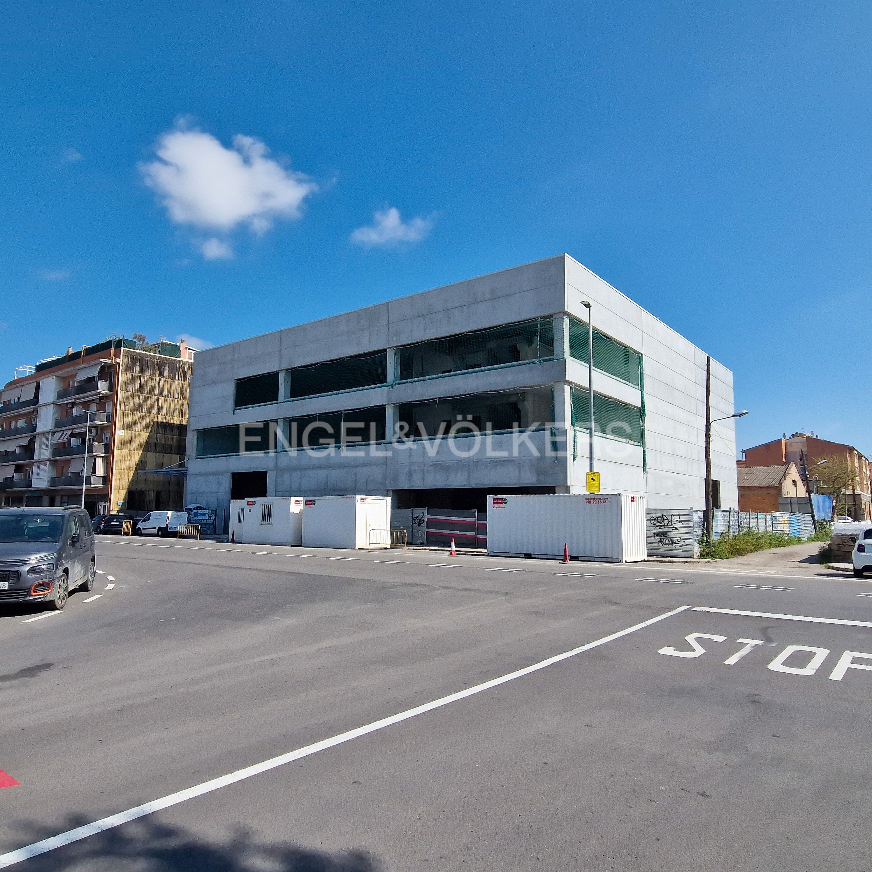 Vista exterior de Nau industrial de lloguer en Cornellà de Llobregat