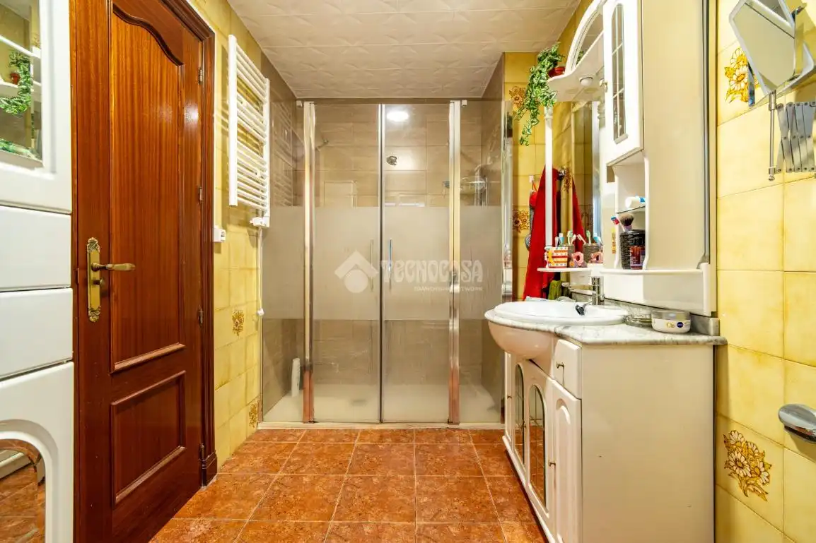 Badezimmer von Einfamilien-Reihenhaus zum Verkauf in Lanjarón mit Klimaanlage, Heizung und Terrasse