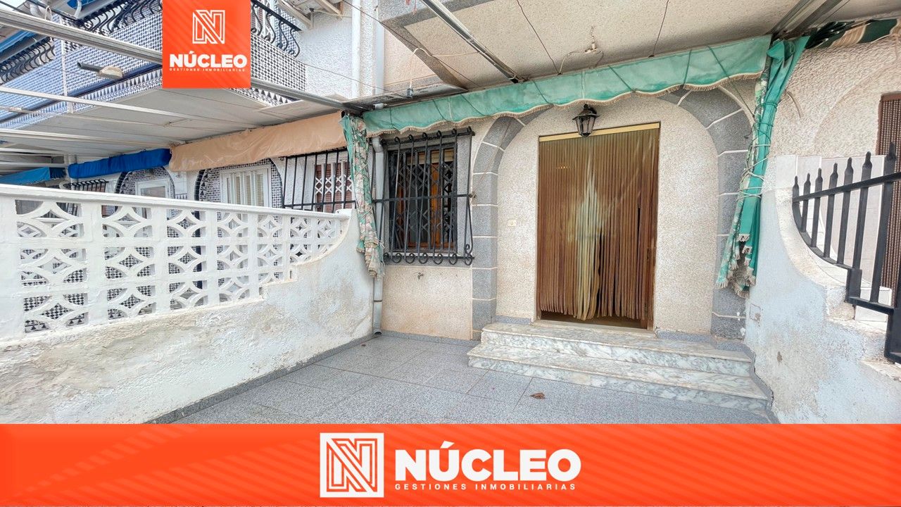 Vista exterior de Casa adosada en venda en Santa Pola amb Moblat i Balcó