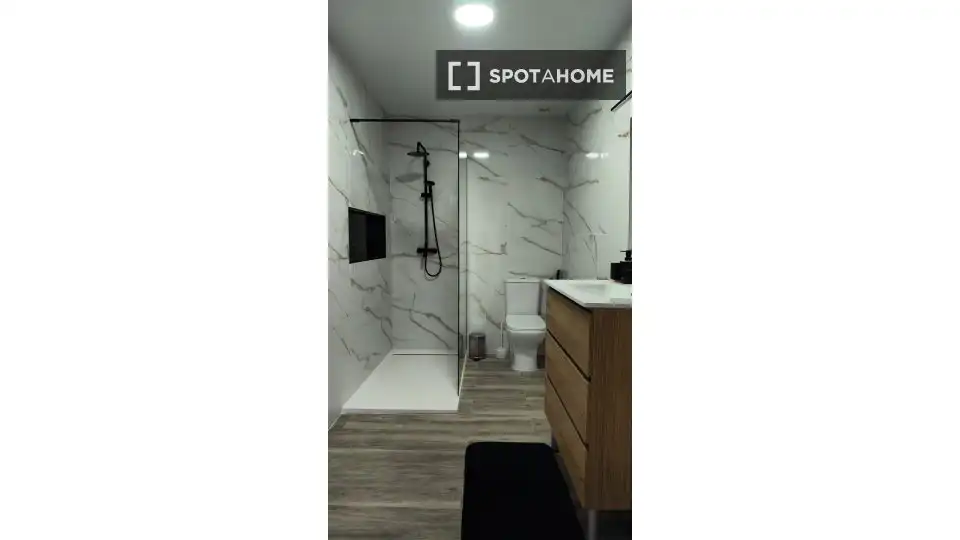 Bathroom of Flat for share in Catadau  with Air Conditioner, Heating and Furnished