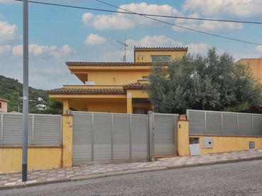 Detached house with pool for sale in C/ Solsones - Urb Santa Ana -