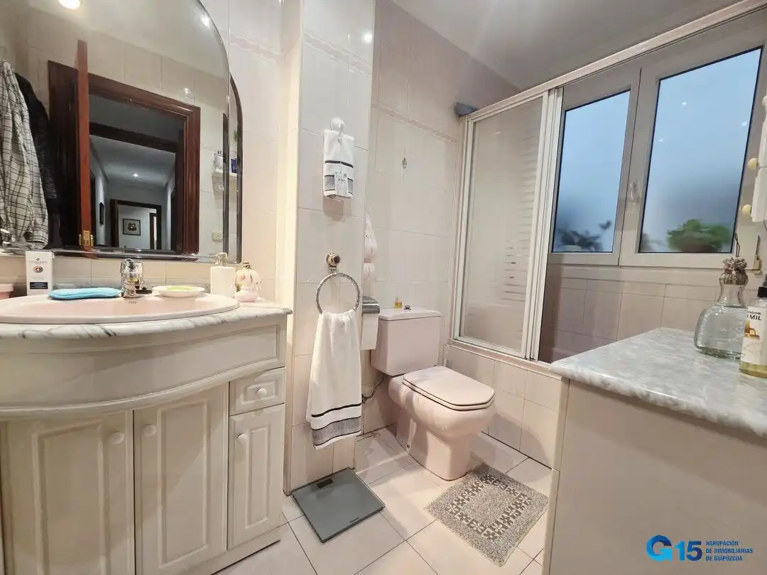 Baño de Piso en venta en Errenteria con Calefacción, Terraza y Amueblado