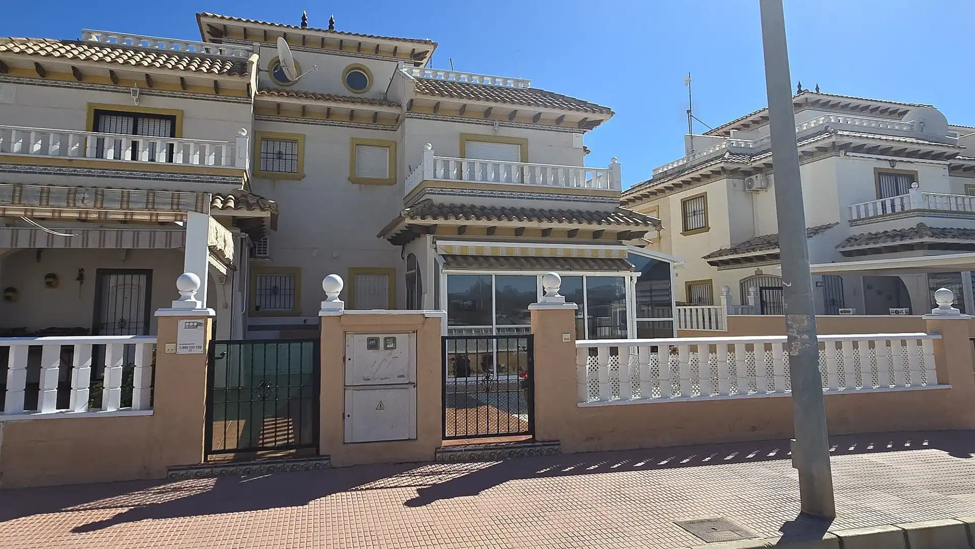 Vista exterior de Finca rústica en venda en Orihuela amb Jardí privat, Terrassa i Moblat