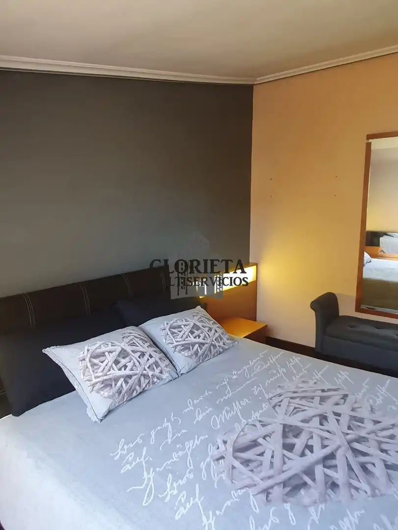 Schlafzimmer von Dachboden zum Verkauf in Vigo  mit Klimaanlage, Heizung und Parkett