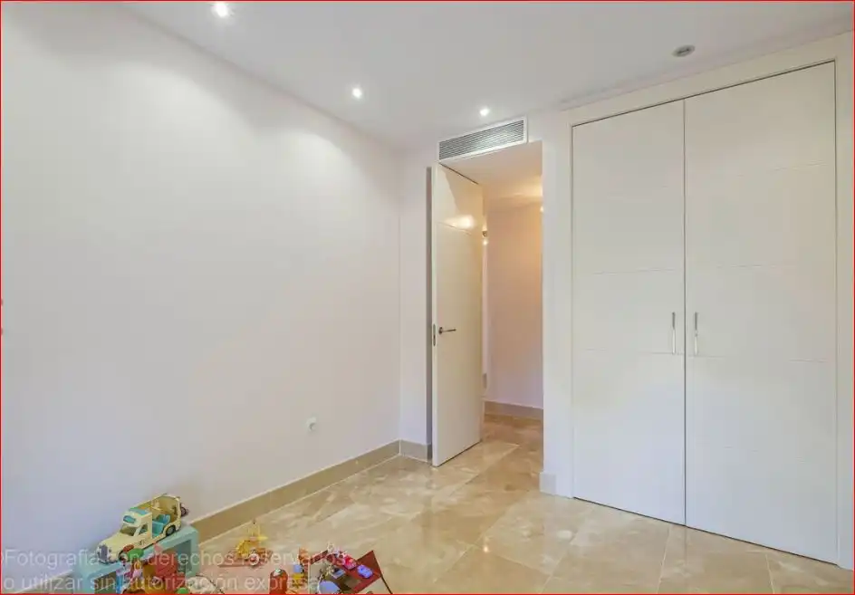 Wohnung zum Verkauf in Manilva mit Klimaanlage, Heizung und Privatgarten