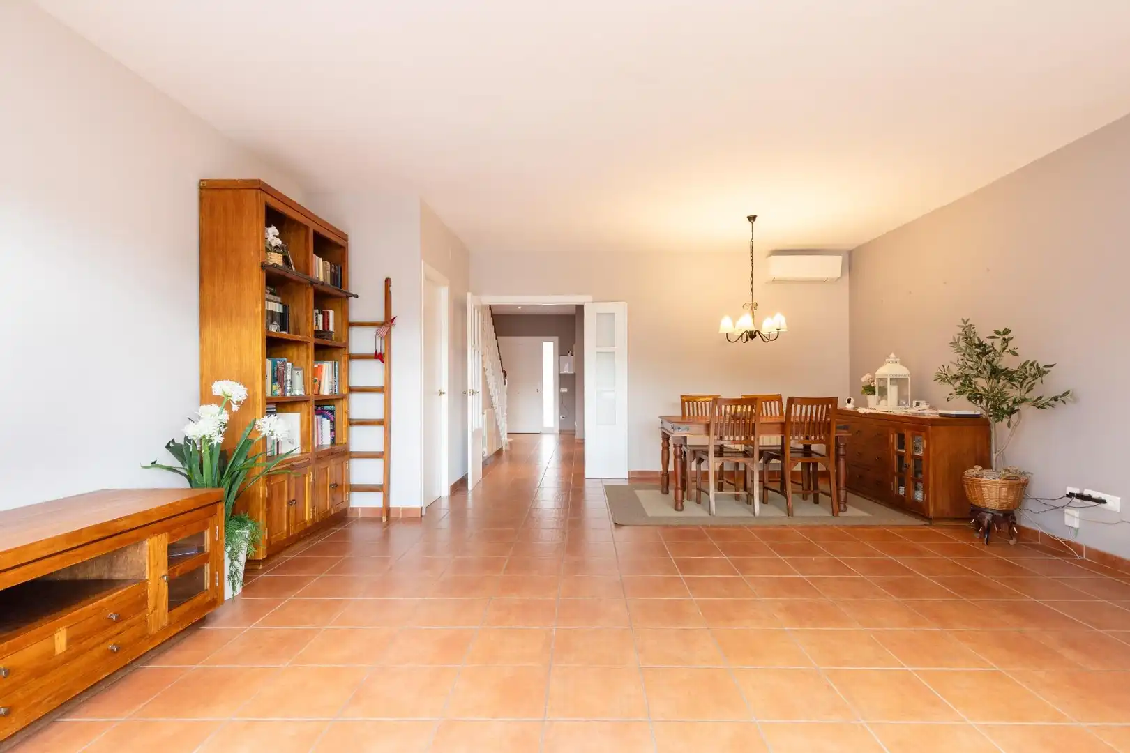 Esszimmer von Haus oder Chalet zum Verkauf in Viladecavalls mit Klimaanlage, Heizung und Privatgarten
