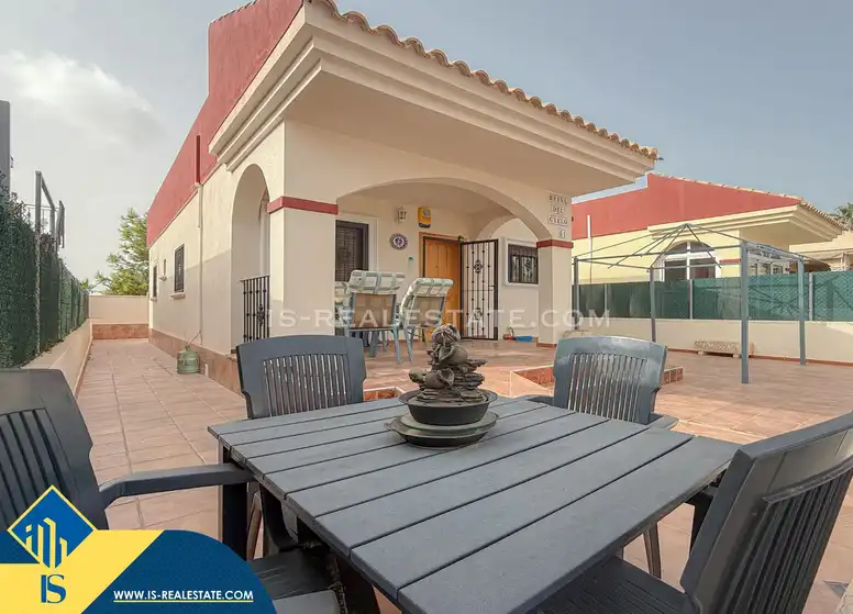 Chalet con piscina en venta en Nueva Torrevieja - Aguas Nuevas