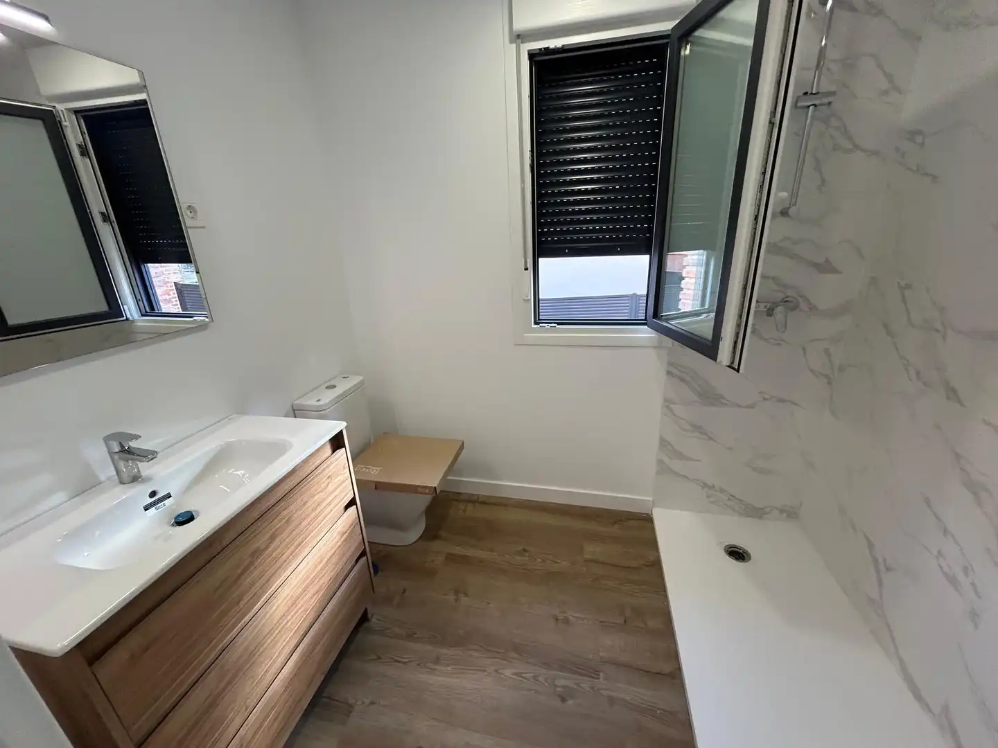Bathroom of Flat for rent in Galapagar  with Air Conditioner, Heating and Oven