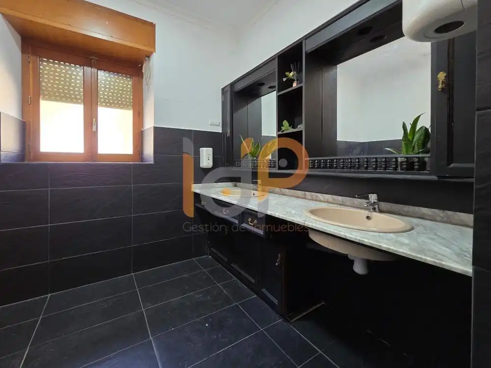 Baño de Local de alquiler en Huércal-Overa con Aire acondicionado y Amueblado