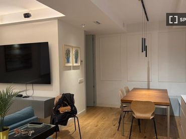Flat with balcony to rent in Chamberí
