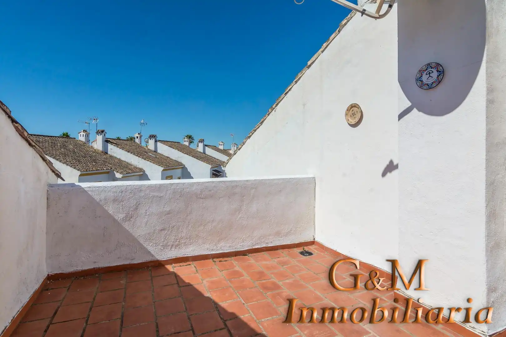 Terrasse von Einfamilien-Reihenhaus zum Verkauf in Estepona mit Privatgarten, Terrasse und Balkon