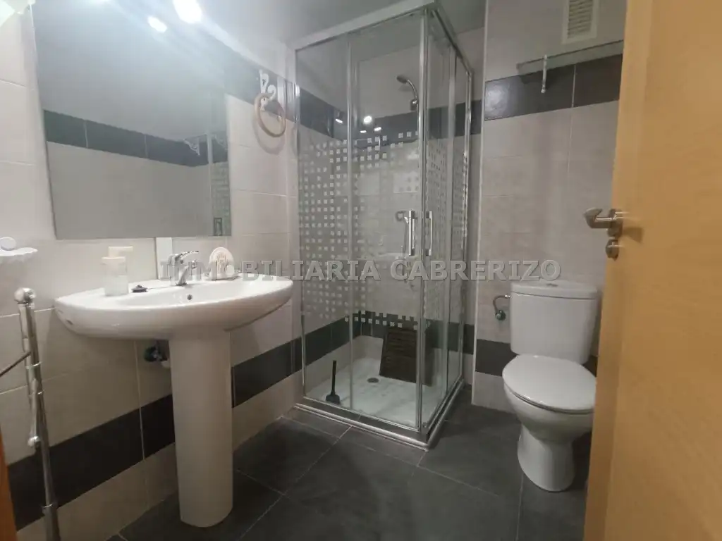 Badezimmer von Wohnungen zur Miete in  Logroño mit Klimaanlage, Heizung und Parkett