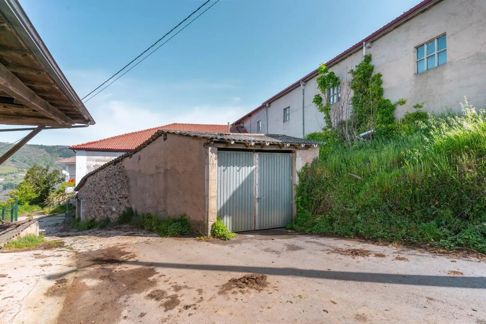 Aparcament de Casa o xalet en venda en Cangas del Narcea amb Calefacció, Terrassa i Moblat