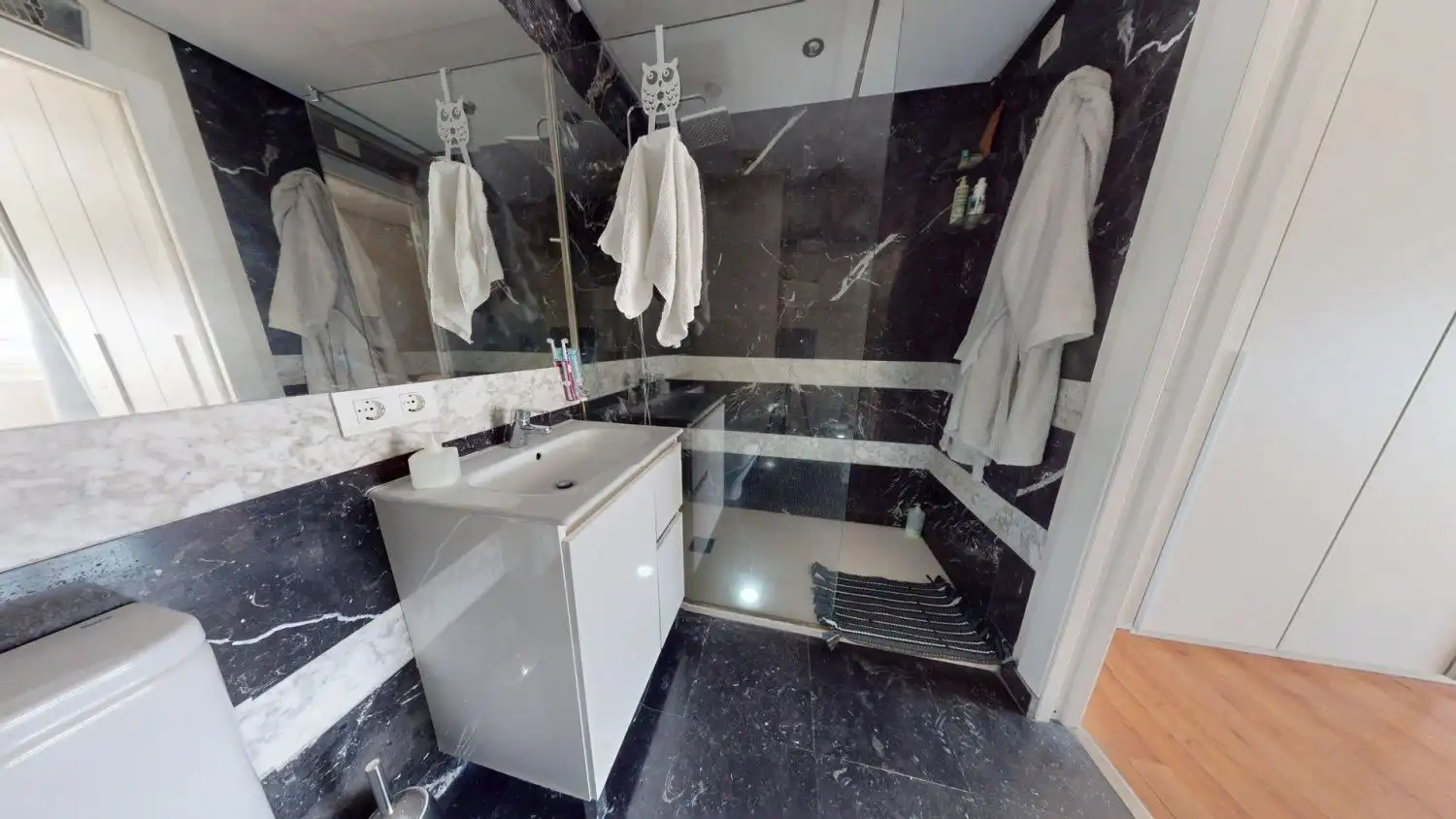 Bathroom of Flat for sale in Sevilla  with Air Conditioner and Parquet flooring