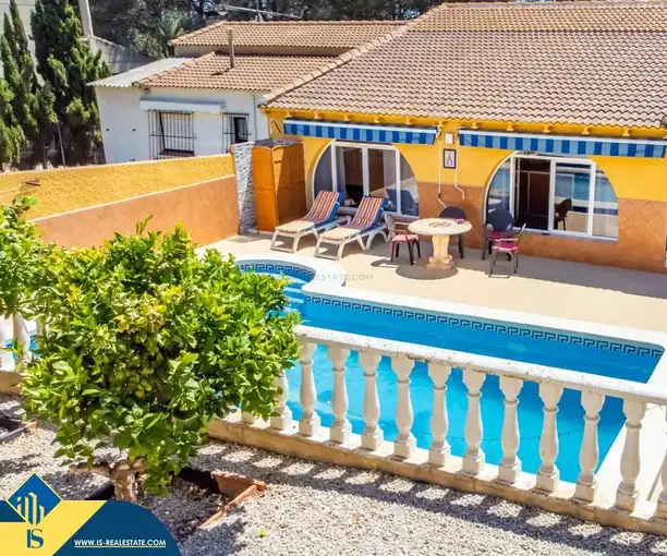 Piscina de Casa o xalet en venda en Torrevieja amb Jardí privat, Terrassa i Moblat