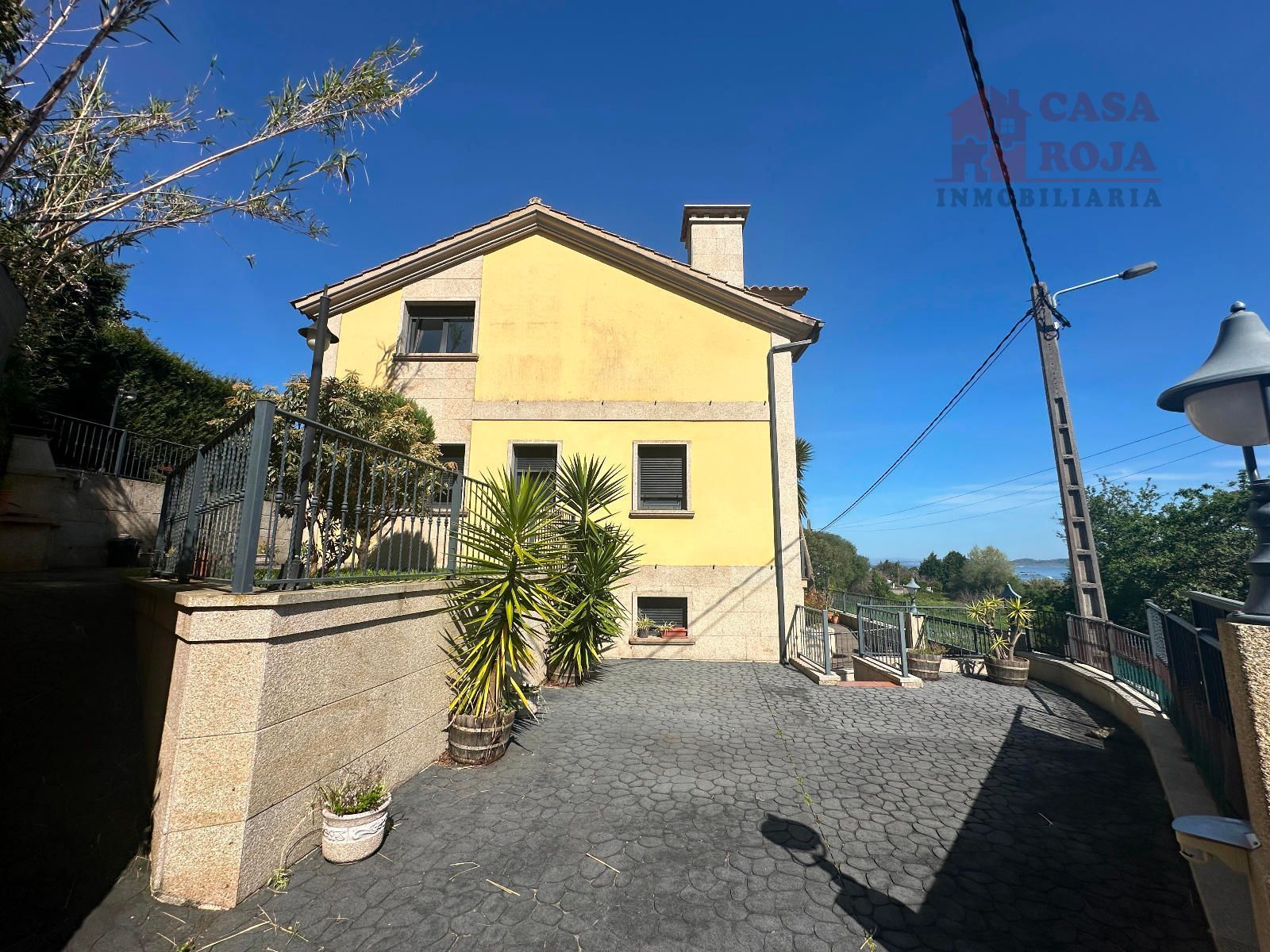 Vista exterior de Casa o xalet en venda en Cangas  amb Calefacció, Terrassa i Traster