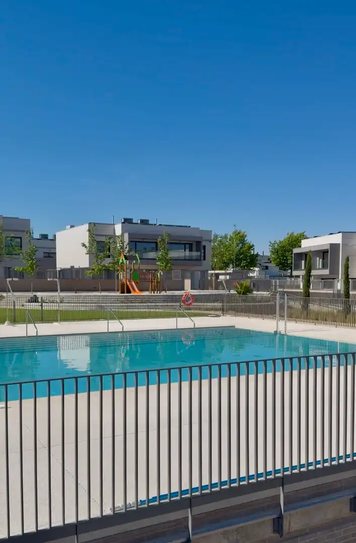 Piscina de Casa adosada en venta en Boadilla del Monte con Aire acondicionado, Calefacción y Jardín privado