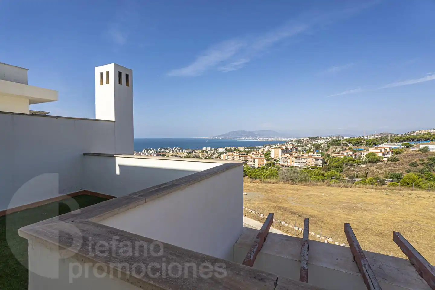 Vista exterior de Casa adosada en venda en Málaga amb Aire condicionat, Jardí privat i Parquet