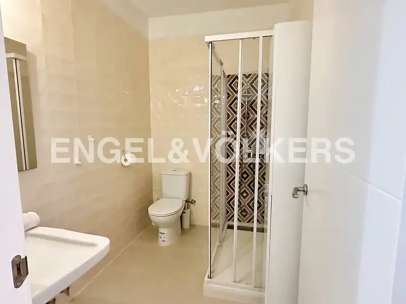 Badezimmer von Wohnung zur Miete in Madrid mit Heizung, Möbliert und Balkon