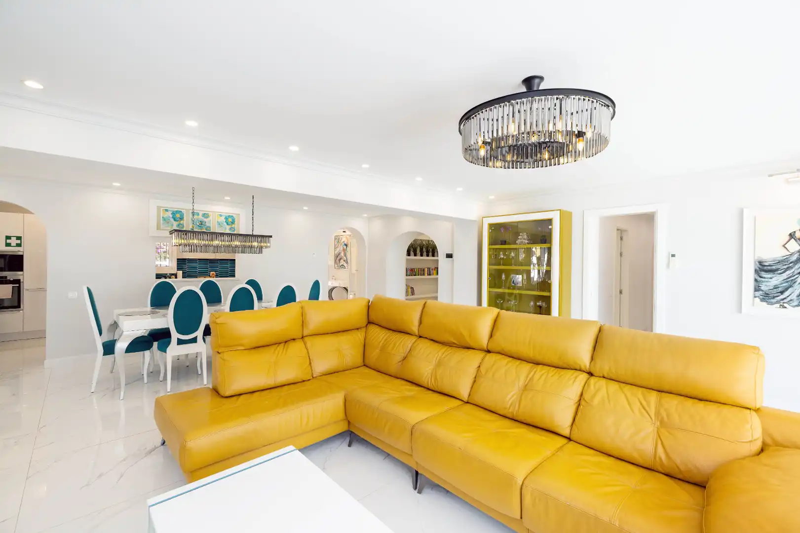 Sala d'estar de Casa o xalet en venda en Marbella amb Aire condicionat, Calefacció i Jardí privat