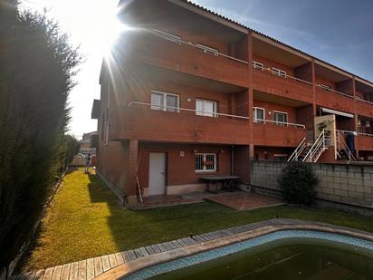 Vista exterior de Casa adosada en venda en Mollerussa amb Aire condicionat, Calefacció i Jardí privat