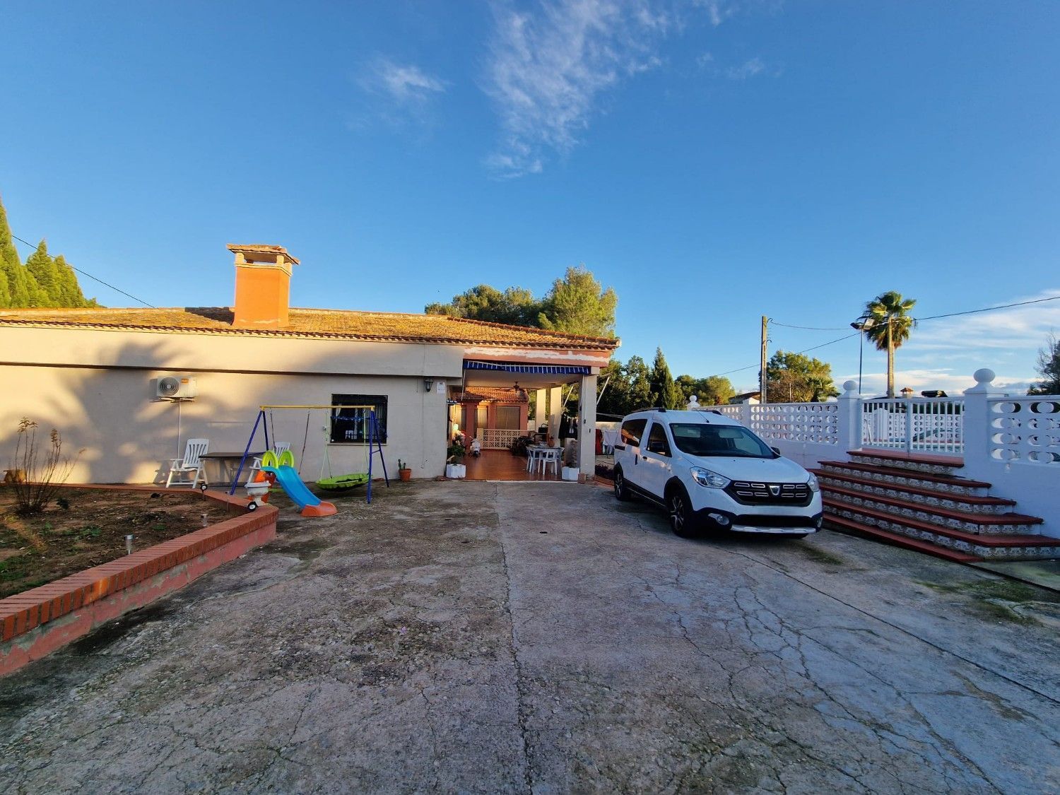 Vista exterior de Casa o xalet en venda en Alberic amb Aire condicionat, Jardí privat i Terrassa