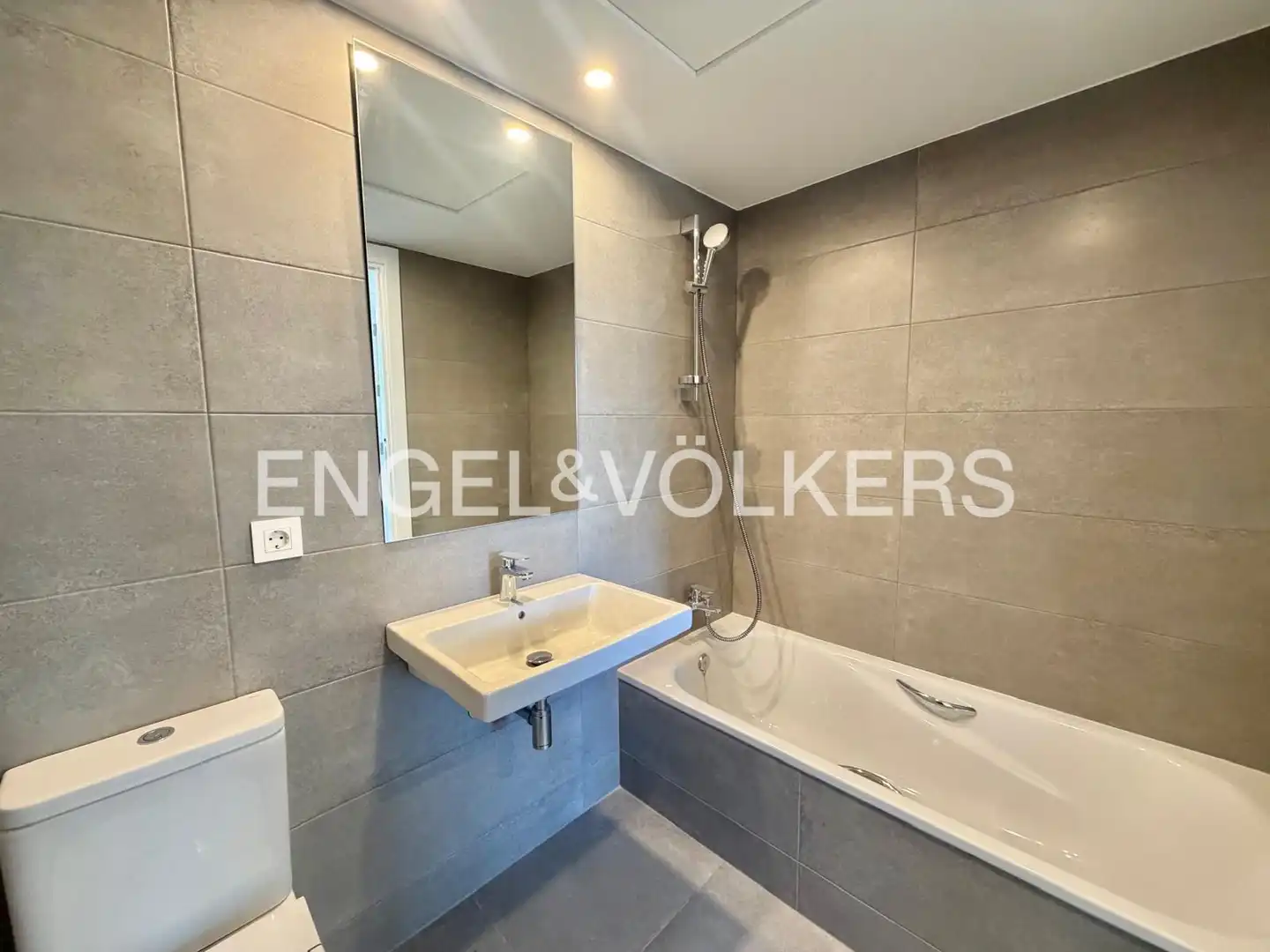 Baño de Piso de alquiler en Badalona con Aire acondicionado, Calefacción y Parquet