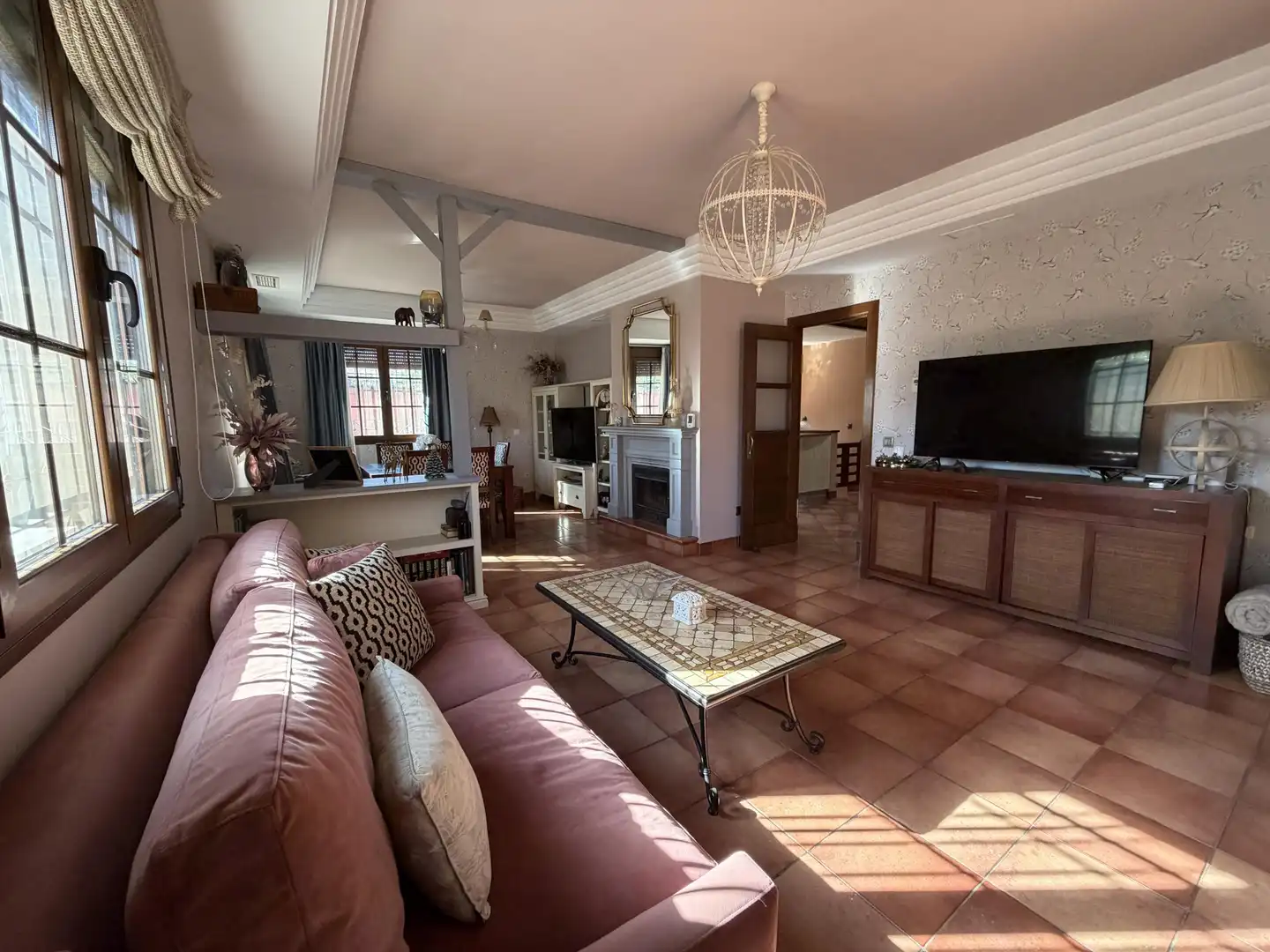 Sala d'estar de Casa o xalet en venda en Dos Hermanas amb Aire condicionat, Calefacció i Jardí privat