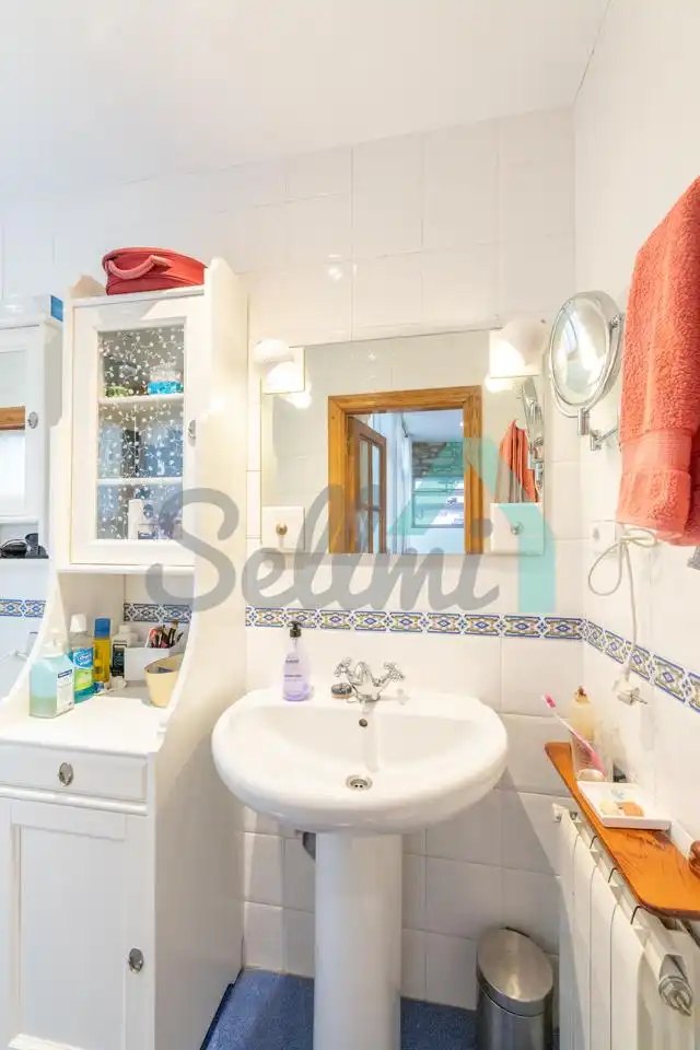 Bathroom of Flat for sale in Oviedo   with Heating, Parquet flooring and Terrace
