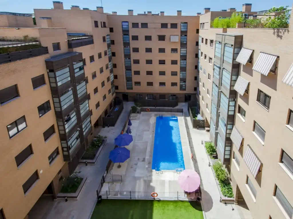 Piscina de Pis de lloguer en Madrid amb Jardí privat, Terrassa i Piscina