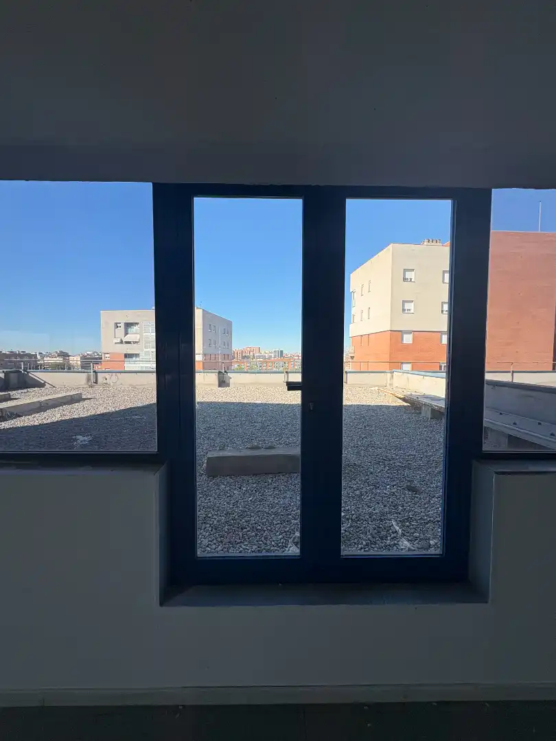 Außenansicht von Fabrikhallen zur Miete in Badalona mit Alarm