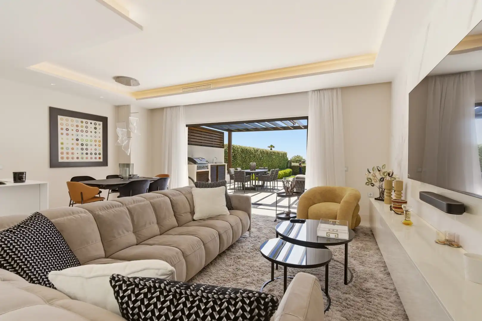 Sala d'estar de Casa adosada en venda en Estepona amb Aire condicionat, Jardí privat i Terrassa
