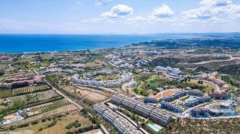 Modernos apartamentos y áticos de 2 y 3 dormitorios en La Resina, Estepona, con amplias terrazas, exclusivas zonas comunes, spa, e, imatge 3