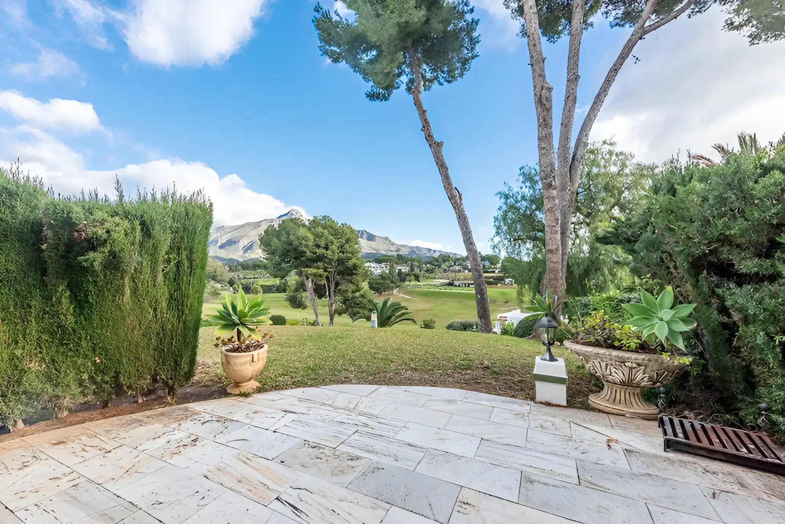 Jardín de Planta baja en venta en Marbella con Aire acondicionado, Terraza y Piscina