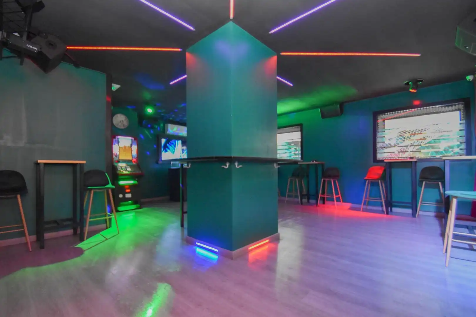 Commercial properties for rent in  Granada Capital  with Air Conditioner and Furnished