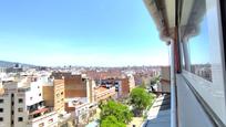 Vista exterior de Àtic en venda en L'Hospitalet de Llobregat amb Calefacció