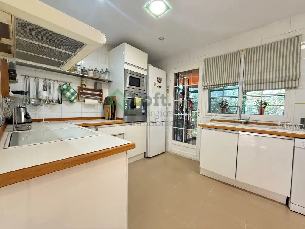 Cuina de Casa o xalet en venda en Badajoz amb Aire condicionat, Jardí privat i Piscina
