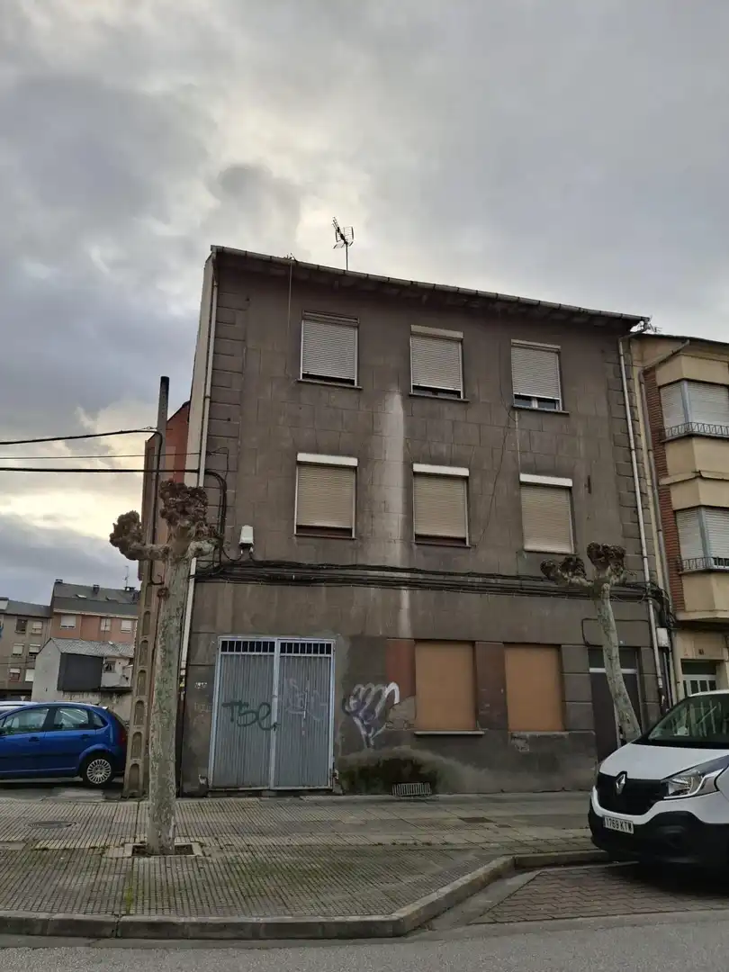 Vista exterior de Casa o xalet en venda en Ponferrada amb Calefacció i Balcó