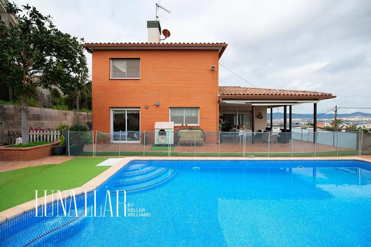 Piscina de Casa o chalet en venta en Sant Boi de Llobregat con Terraza, Trastero y Balcón