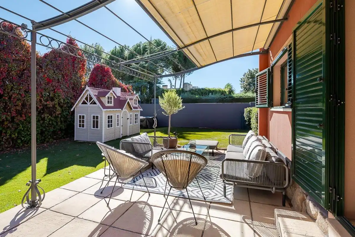 Terraza de Casa adosada en venta en Boadilla del Monte con Aire acondicionado, Calefacción y Jardín privado