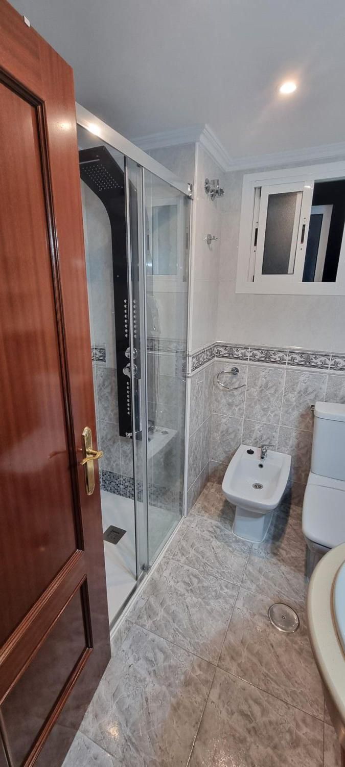 Bany de Pis de lloguer en  Sevilla Capital amb Aire condicionat i Terrassa