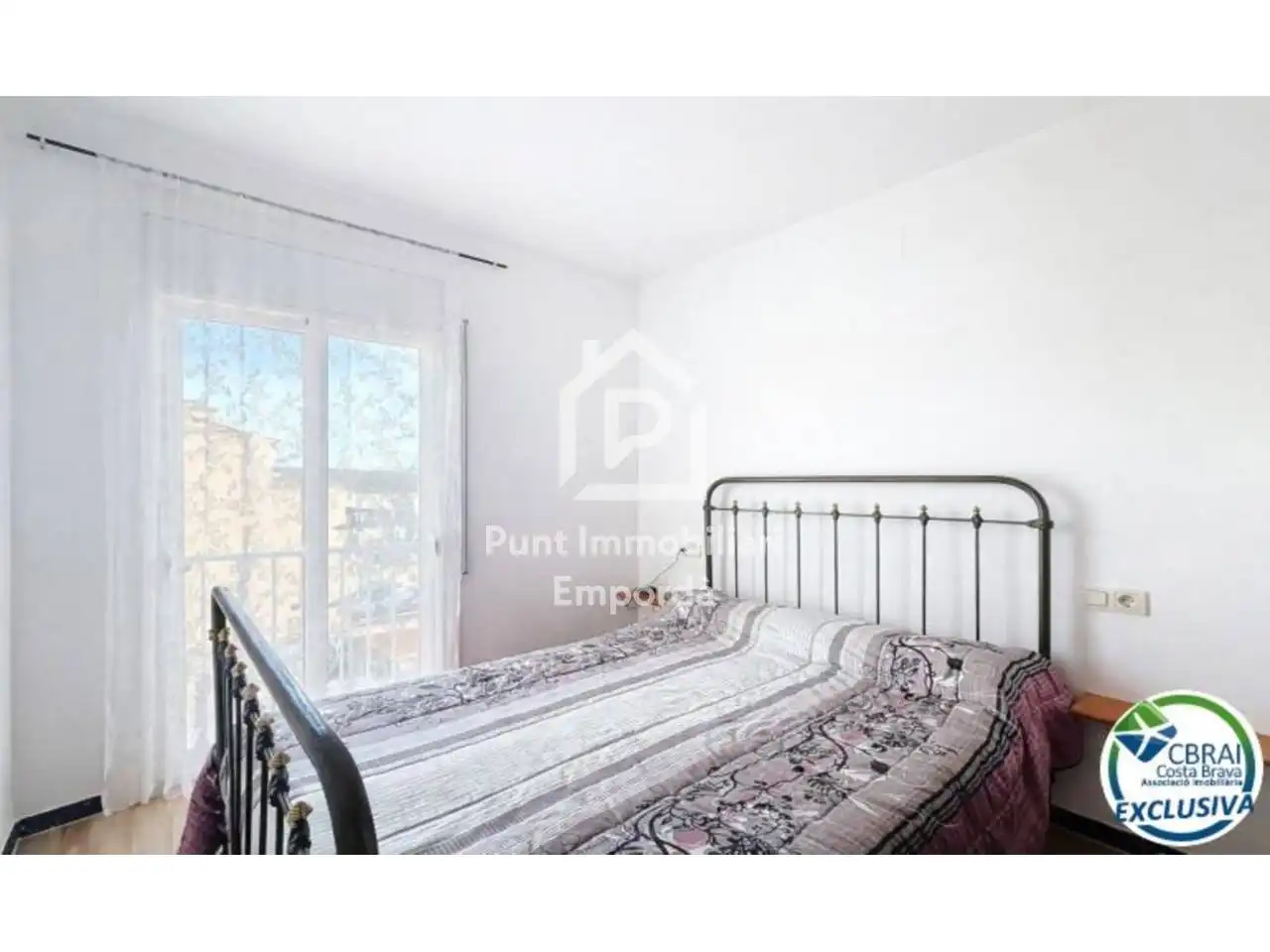 Schlafzimmer von Einfamilien-Reihenhaus zum Verkauf in Empuriabrava mit Klimaanlage, Heizung und Terrasse