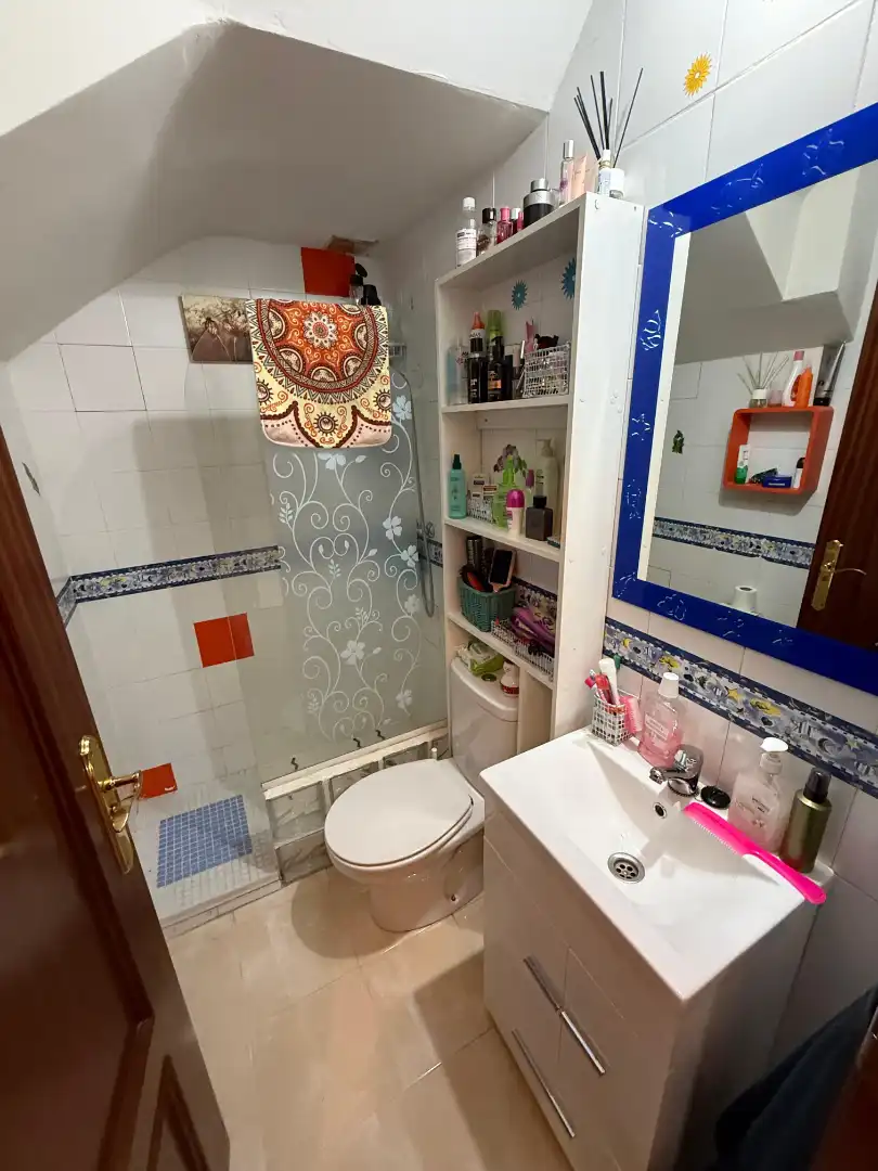 Baño de Casa adosada en venta en Fernán Caballero con Aire acondicionado, Calefacción y Jardín privado