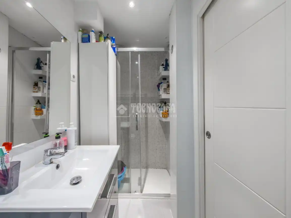 Bathroom of Flat for sale in Madrid  with Air Conditioner and Heating