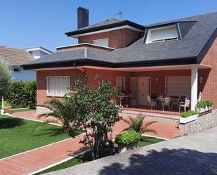 Vista exterior de Casa o xalet en venda en Villalbilla amb Calefacció i Piscina